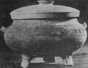 图4 广州汉墓出土的三足陶罐
