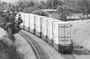 图5 JB亨特卡车运输公司的53英尺双层集装箱铁路运输