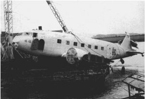 图7 1938年8月24日被日军击毁后沉入珠江中的“桂林号”被打捞出水面时的照片