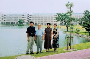 2001年7月，陈春声（左一）、刘虹与杨国桢、翁丽芳老师参观中山大学珠海校区