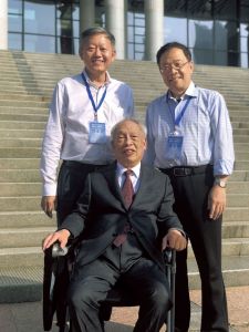 《杨国桢教授治史五十年纪念文集》主编陈春声（左）、陈东有与恩师合影