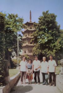 1983年，在泉州考察东西塔。左起：杨国桢、小野和子（京都大学教授）、森正夫、傅衣凌、陈泗东（泉州历史研究会会长）
