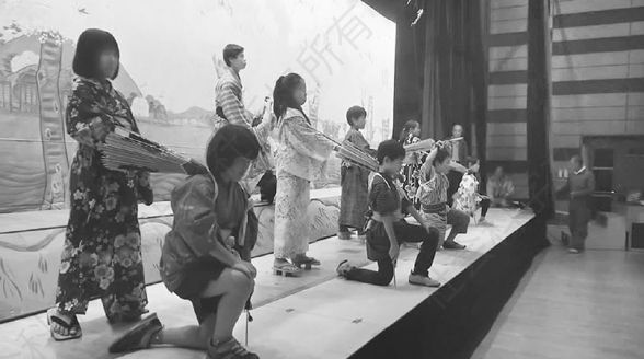 图7 藤野村歌舞伎公演前儿童彩排