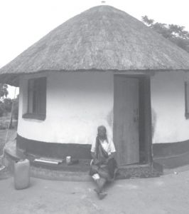 图3-8 老祖母和她的房子（徐薇 摄）