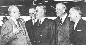 1953年3月，艾森豪威尔在“威廉斯堡”号上款待法国领导人。从左至右依次是美国总统艾森豪威尔、法国大使亨利·博内、勒内·马耶尔、杜勒斯和比多。