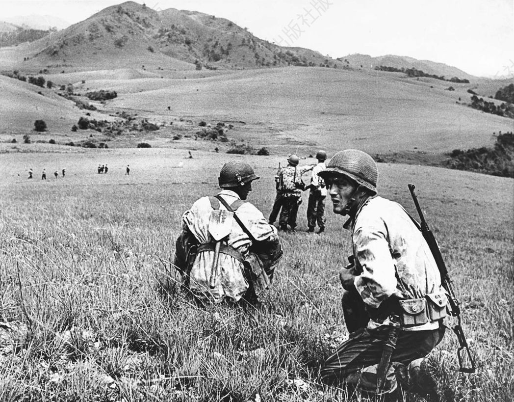 1953年4月，法兰西联邦的伞兵部队在老挝石缸平原行动，希望击退武元甲的进攻。他们全身都是美式装备。