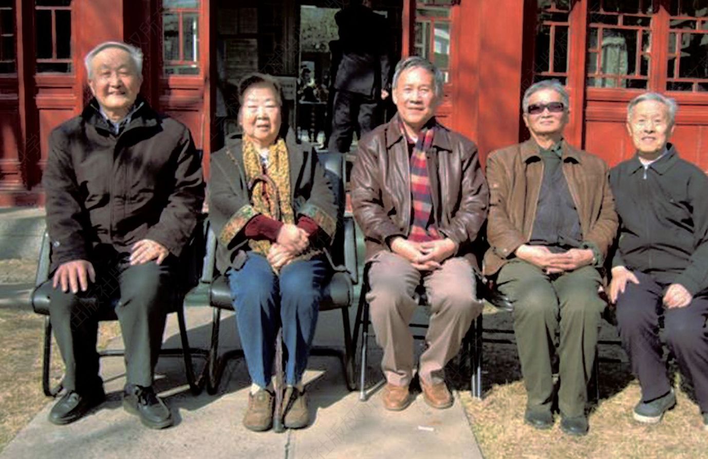 左起：马克垚教授、齐文颖教授、黄安年教授、周怡天教授、杨立文教授