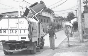 图3-11 每天来村里的垃圾清运车