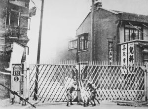 图4-2 1937年10月，上海闸北，准备爆破铁门打开通路的日军士兵