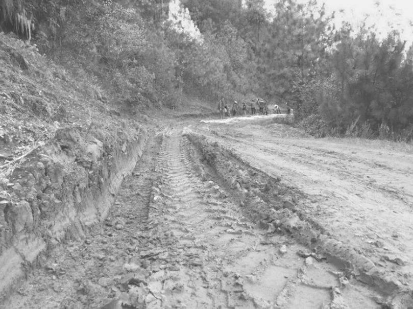 图1-4 雨后河源村的路