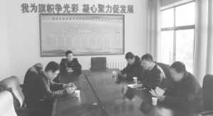 图0-2 与莫高镇党委书记吴三明（左一）讨论交流