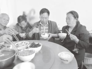 图2-2 课题组在并嘎村村公所同部分贫困户共进午餐