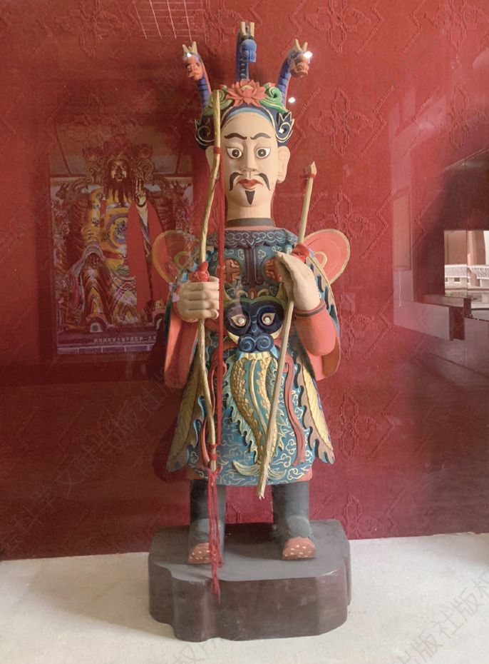 大理白族自治州博物馆内藏木雕本主像（头戴三龙冕）