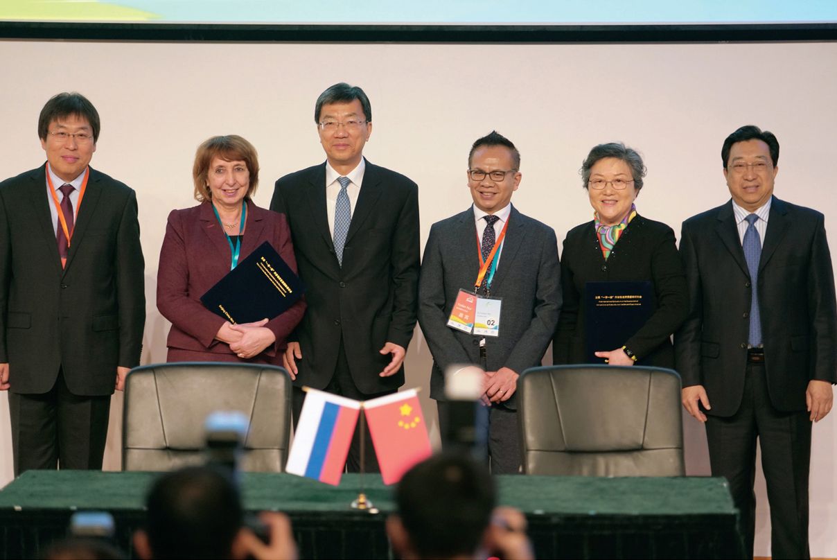 2017年11月27日中国自然科学博物馆协会理事长程东红与俄罗斯自然历史博物馆协会理事长安娜·克鲁基纳（Dr. Anna Kliukina）签署合作协议