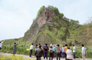 野外考察活动中南京地质博物馆专家实地讲解地学知识，开展专业技能培训