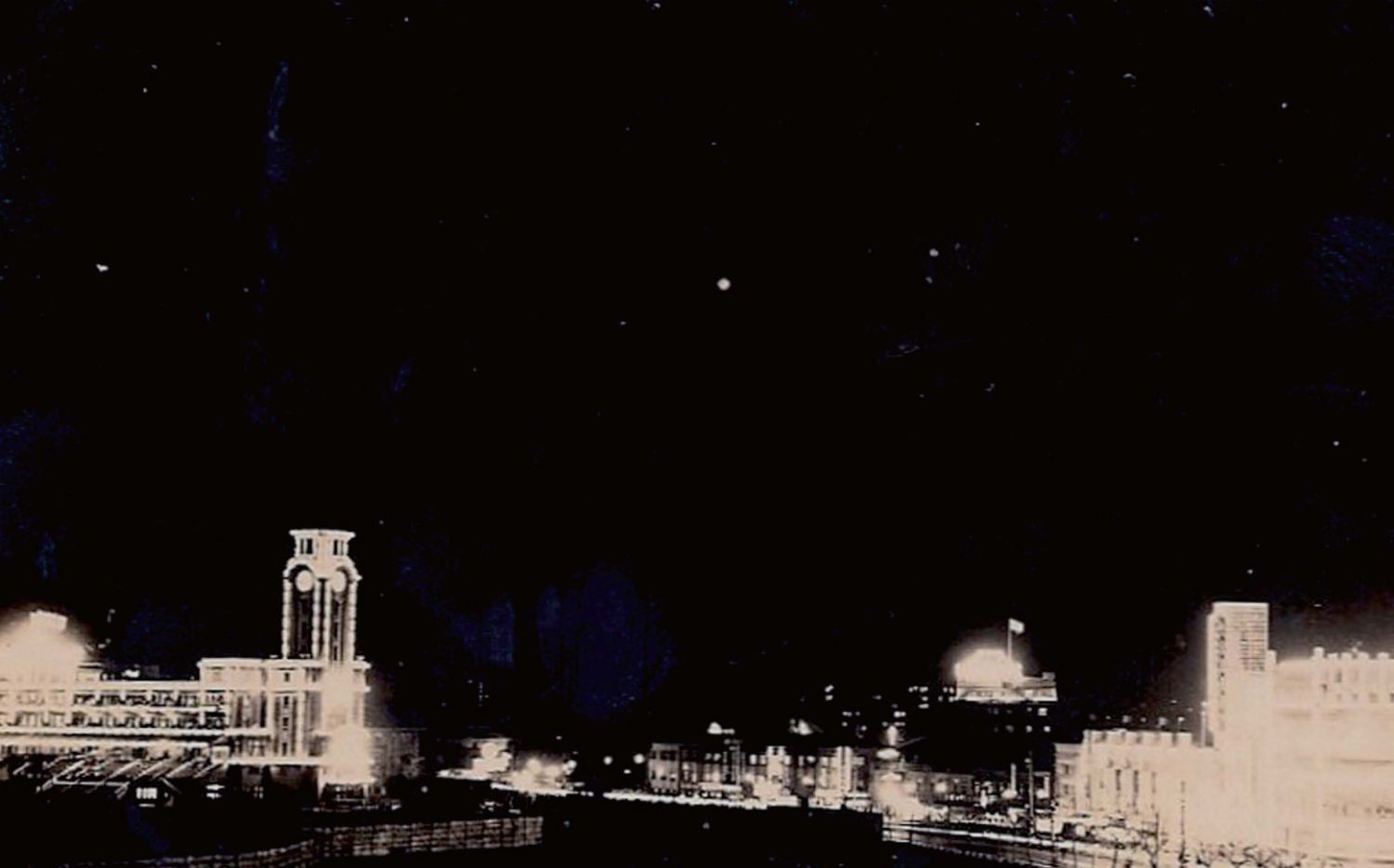 图5 上海跑马场(左侧)及附近夜景(唐振常/摄)