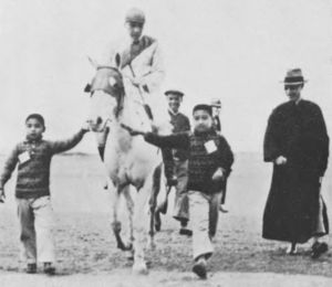 图3-11 1936年3月22日马祥生江湾胜出后让儿子拉马走过大看台