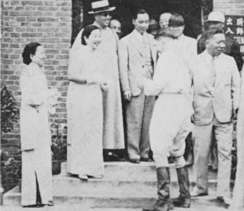 图3-12 1936年6月7日杜月笙夫人颁发中国赛马会淑女银袋奖