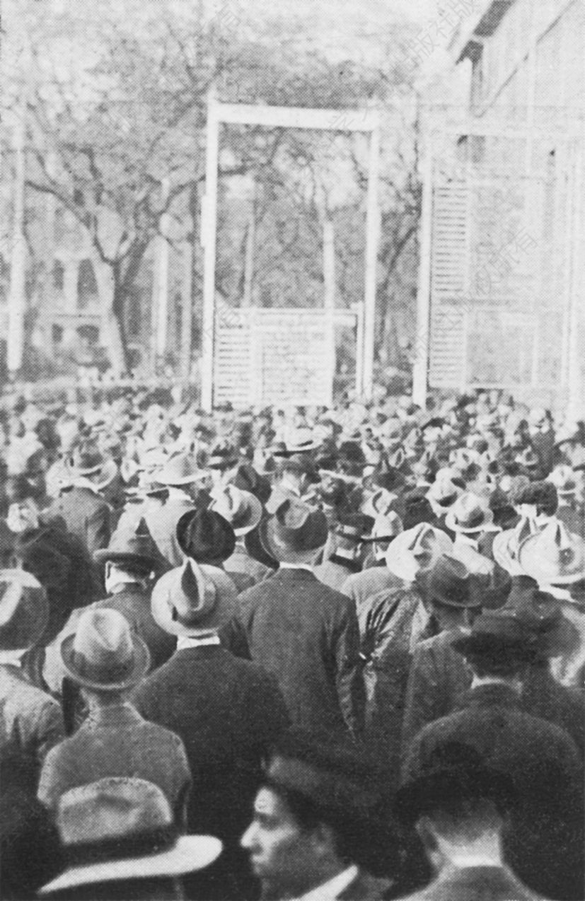 图4-7 1919年11月香宾广告牌前的人潮