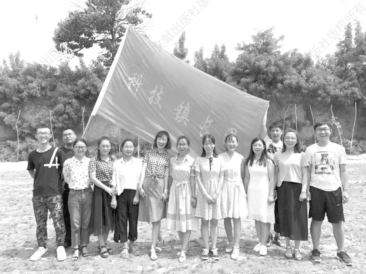 图6-1 合阳县首届研究生助力团成员合影