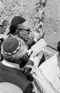 1977年6月7日，当选总理梅纳赫姆·贝京获得授权组建新政府，在西墙祷告