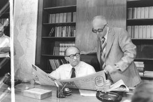 1977年6月21日，贝京总理浏览各家晨报，旁边是他多年的助手耶歇尔·卡迪沙伊