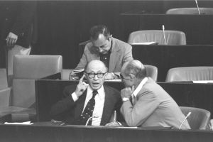 1977年6月20日，贝京总理和外交部长摩西·达扬在一起