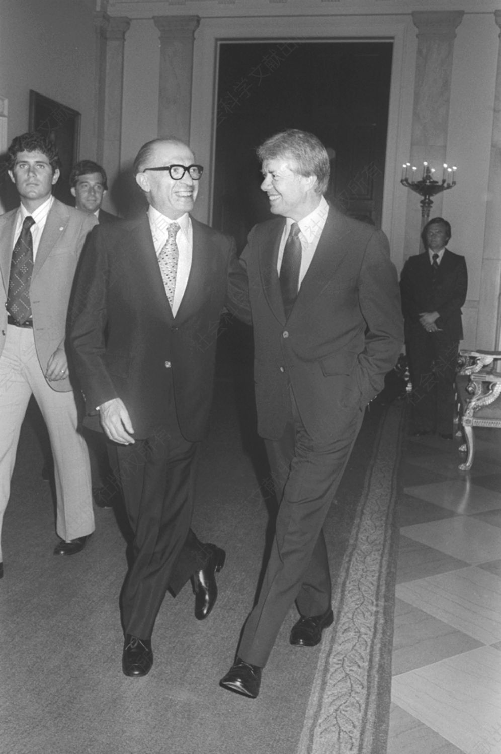 1977年7月19日，卡特总统在白宫晚宴之后与贝京总理手挽手到他的私人住所夜谈