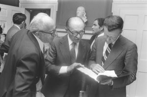 1977年7月20日，时任美国国家安全顾问布热津斯基查看贝京总理递给他的档案材料，上面记录了他的父亲在20世纪30年代为营救德国犹太人所做的努力，旁边站立者为耶歇尔·卡迪沙伊