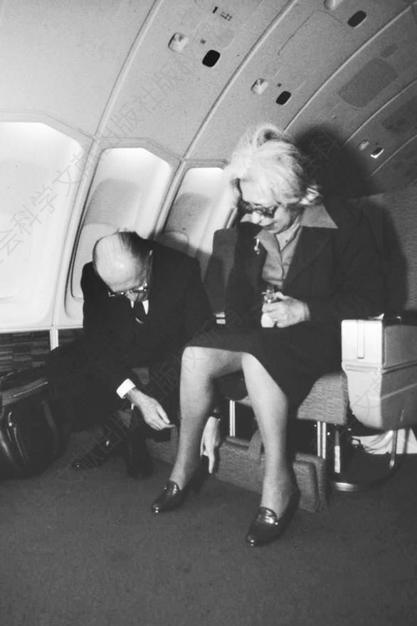 1977年7月，贝京总理帮妻子阿莉扎脱鞋