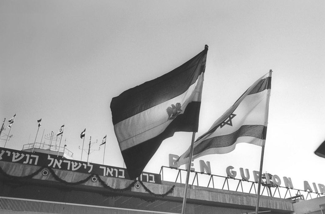 1977年11月19日，本-古里安机场上飘扬着以色列和埃及两国国旗