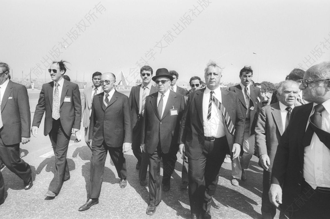 1981年10月10日安息日，贝京总理带领包括伯格、沙龙和沙米尔等部长在内的以色列代表团赴开罗参加萨达特总统的葬礼，他们为尊重安息日习俗，一路步行加入了送葬队伍