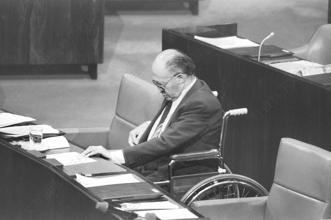 1981年12月14日，贝京总理在议会