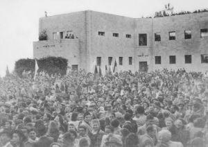 1947年11月30日，联合国支持建立犹太国家的分治决议出台后，耶路撒冷犹太事务局外的欢庆场面