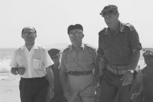 1967年6月13日，总理艾希科尔与议员贝京、南部军区总司令加维什将军视察西奈半岛部队