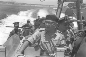 1967年6月20日，总理艾希科尔和以色列海军指挥官在蒂朗海峡的巡逻舰上