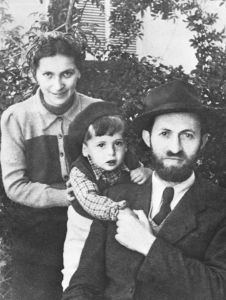 1946年12月12日，化名伊斯雷尔·萨索弗的贝京和妻子、儿子在一起