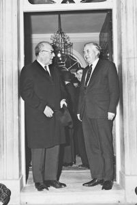 以色列总理艾希科尔和英国首相哈罗德·威尔逊在唐宁街10号