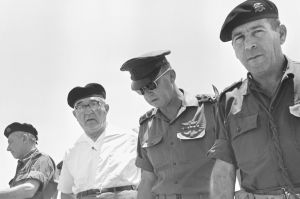 1967年5月25日，“六日战争”前的危急时刻，艾希科尔总理和总参谋长伊扎克·拉宾上将、塔勒上将在一起
