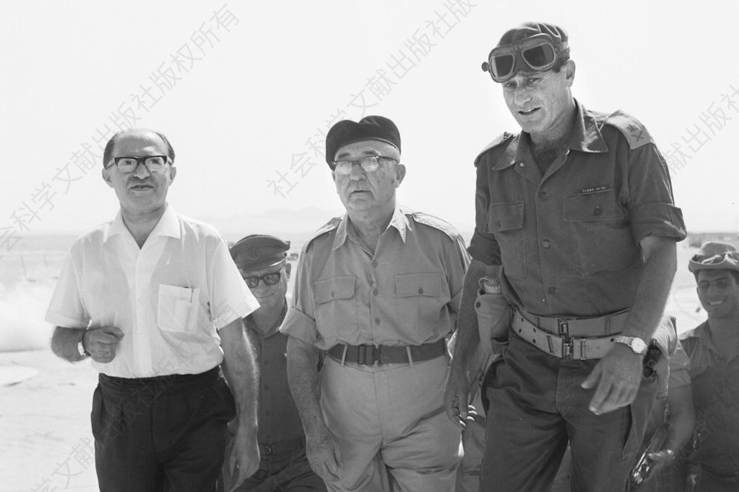 1967年6月13日，总理艾希科尔与议员梅纳赫姆·贝京、南部军区总司令加维什（Gavish）将军视察西奈半岛部队
