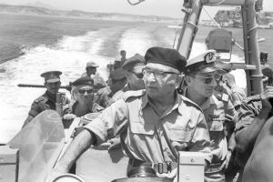 1967年6月20日，总理艾希科尔和以色列海军指挥官什洛莫·哈雷尔（Shlomo Harel）上将在蒂朗海峡的一艘巡逻艇上，“六日战争”因蒂朗海峡遭到封锁而起