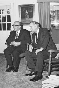 1968年1月6日，艾希科尔总理与约翰逊总统在得克萨斯农场