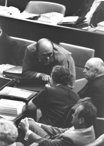 1973年4月10日总理果尔达·梅厄与国防部长摩西·达扬商讨事务