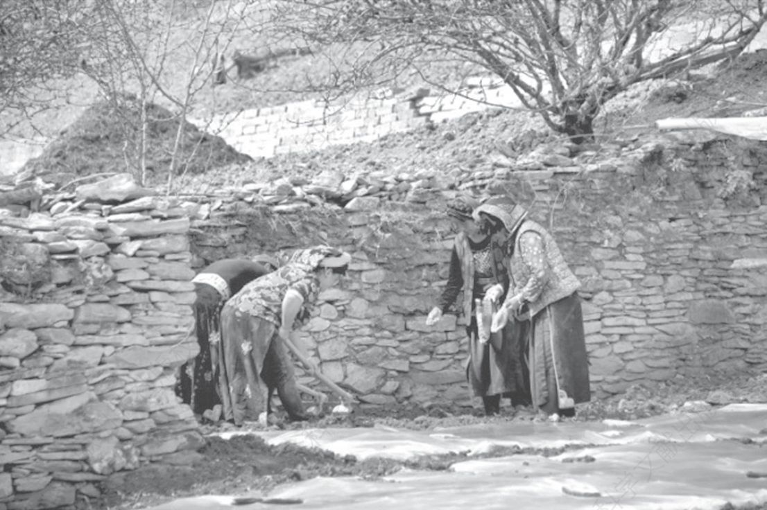 图2-7 农村女性劳作时着藏装