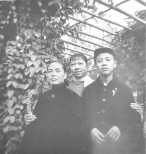 图1-2 李立初中时期与母亲陈玉润及姐姐李仁合影