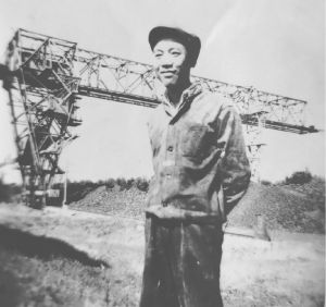 图1-4 李立在陕西省华县化肥厂（20世纪70年代）