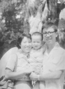 图1-5 李立与夫人谢海珍、儿子李巍合影（20世纪80年代）
