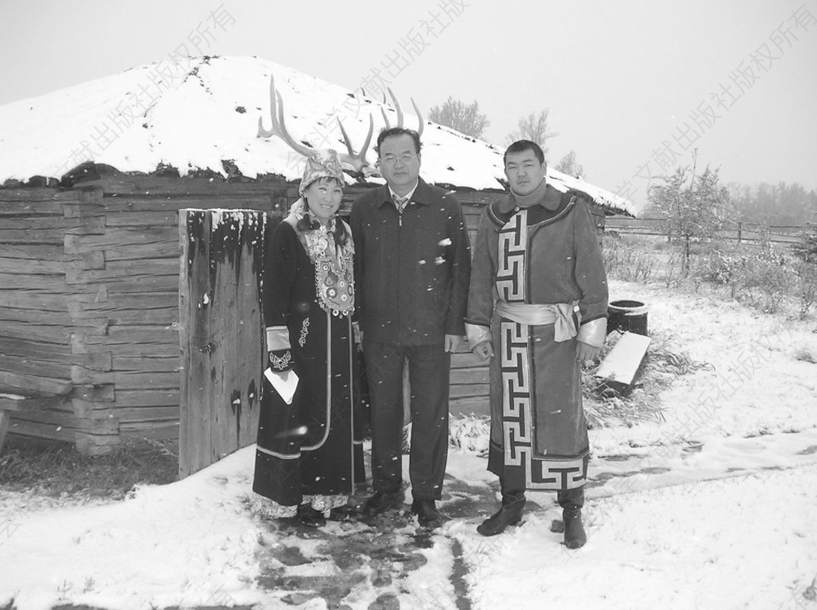 图1-3 本书作者在俄罗斯联邦哈卡斯共和国南部山区搜集哈卡斯族的人生礼仪习俗歌（阿巴坎，2014年9月）