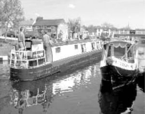 图1-2 居住式窄船依然航行在运河上