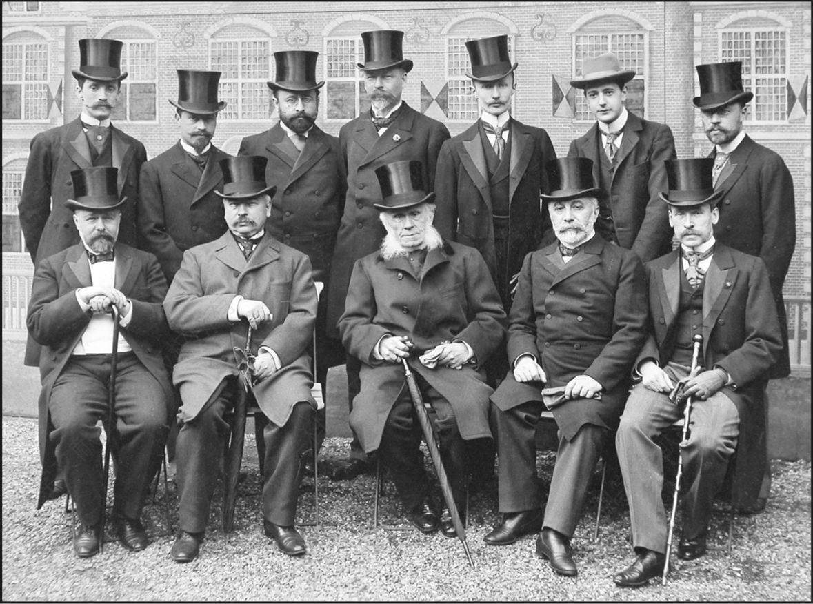 1899年海牙会议上的俄国代表团。面向镜头的后排右起第三人和第二人分别是莫里斯·席林和尼古拉·巴西利（他戴着不正式的帽子）。巴西利的父亲坐在他正前方，即前排右起第二人
